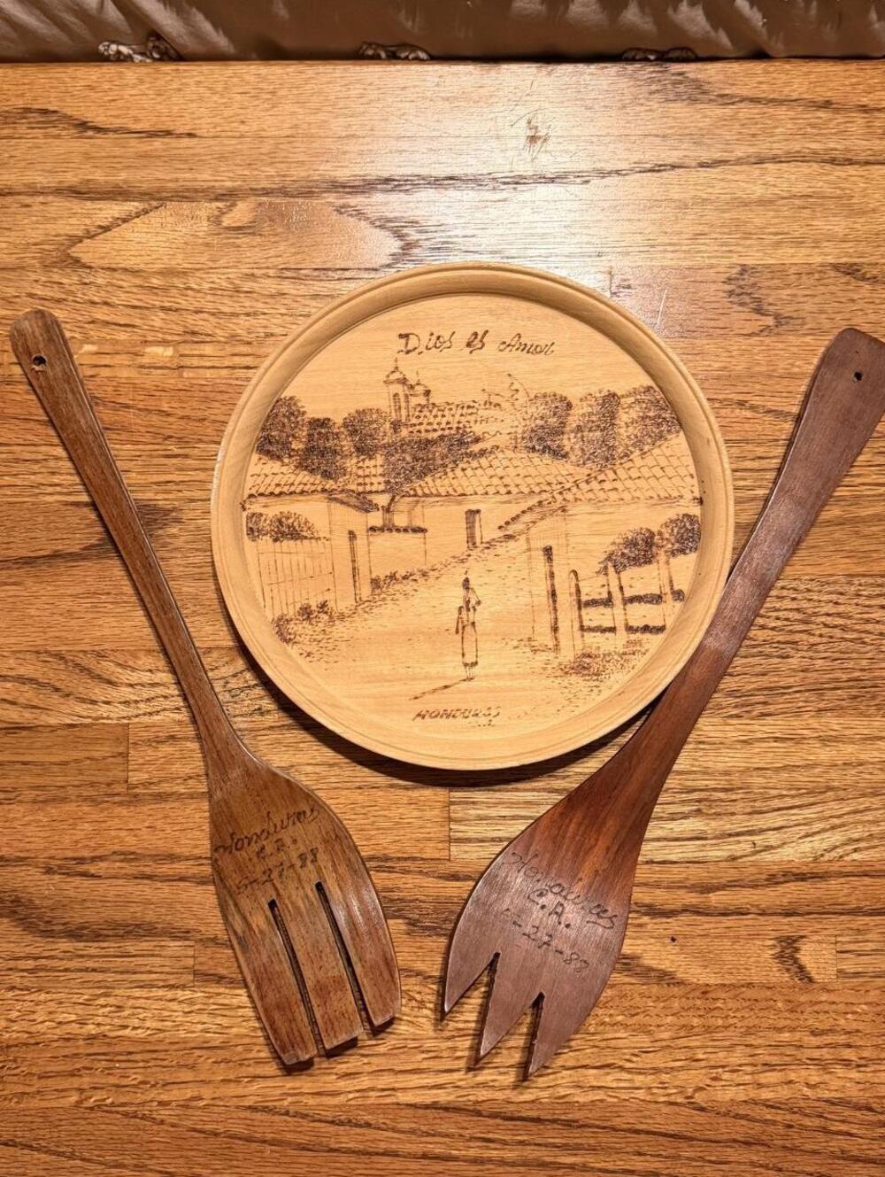 Vintage 1988 Honduras Folk Art Set Wood Burned Plaque Dios Es Amor Salad Servers